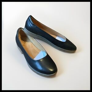 Earth Size 8  Black Leather Women's Flats